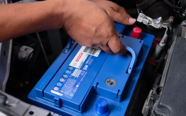 Kebiasaan Buruk Penyebab Aki Mobil Cepat Tekor dan Solusinya